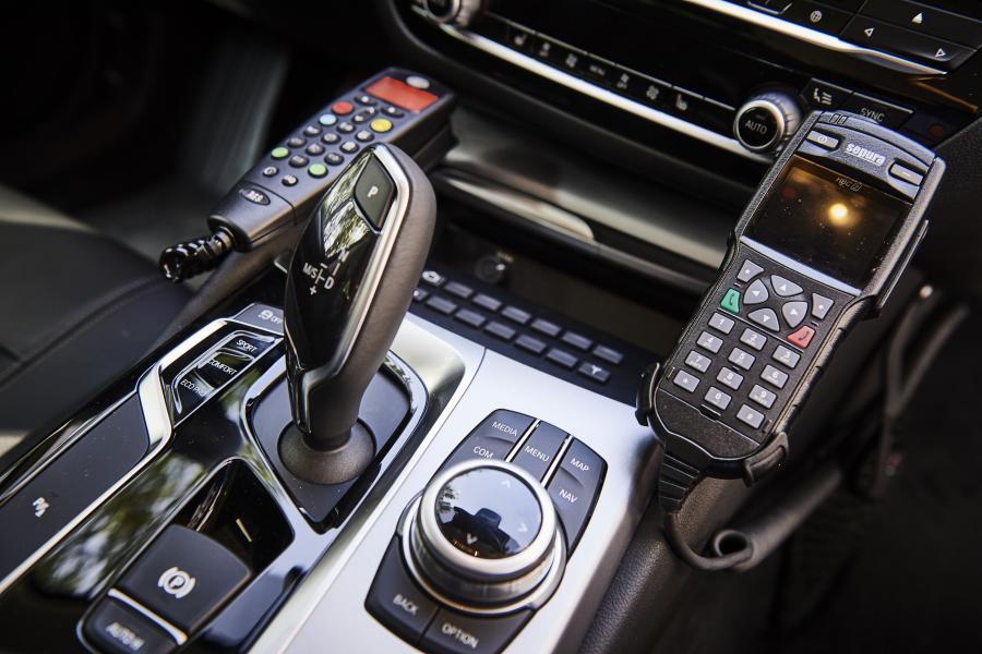 Детали интерьера BMW 530d xDrive Touring Polizei (G31) 2017 года  (фото 11 из 14)